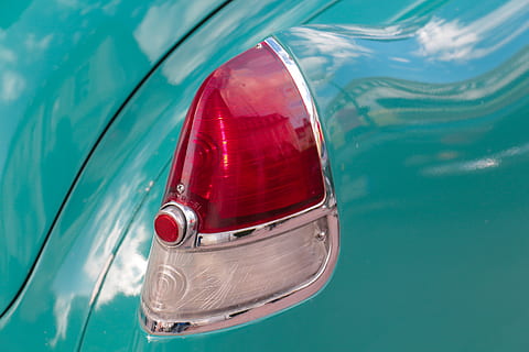 luz de fundo, auto, oldtimer, americano, automotivo, clássico, pkw, velho, cromada, carros, pisca-pisca, mantido, vermelho, fechar-se, ninguém, agua, dia, natureza, visão de alto ângulo, diretamente acima, azul, dentro de casa, único objeto, reflexão, turquesa colorida, comida e bebida, metal, quadro completo, brilhante, copo de bebida, piscina, 5K, CC0, domínio público, royalty free