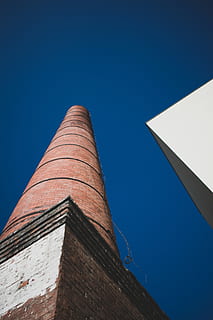 torre de maó marró, maó, torre, far, edifici, arquitectura, paret, pilar, columna, cilindre, central elèctrica, sofà, mobles, cel, naturalesa, a l'aire lliure, cel blau, monument, edifici d'oficines, obelisc, vista d’angle baix, estructura construïda, exterior de l'edifici, cel clar, blau, cap gent, dia, pila de fums, llum solar, alta - alta, fàbrica, còpia espai, destinacions de viatge, indústria, Pol · lució, directament a sota, 5K, CC0, domini públic, lliure de regalies