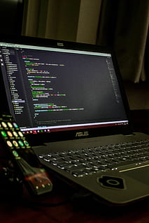 Pays-Bas, besoin, code, codage, la programmation, app.js, téléphone, Support de téléphone, code visuel, la morue, unplash, décalcomanie, autocollant unplash, asus, pc, noir, foncé, vieille école, Java, javascript, La technologie, la communication, ordinateur, Technologie sans fil, lien, portable, à l'intérieur, personne, équipement informatique, clavier, table, fermer, clavier d'ordinateur, l'Internet, moniteur d'ordinateur, nombre, écran, affaires, bureau, meubles, programmeur, 5K, CC0, domaine public, libre de droits