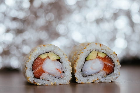 fokus fotografering, lavede mad, sushi, Brun, træ-, overflade, sløret baggrund, bokeh, tæt på, køkken, lækker, aftensmad, fad, Epicure, fisk, mad, foodporn, sund og rask, japansk mad, frokost, måltid, nori, ris, rulle, laks, fisk og skaldyr, bord, velsmagende, grøntsager, mad og drikke, friskhed, asiatisk mad, sund kost, fokus på forgrunden, ingen mennesker, velvære, indendørs, stilleben, klar til at spise, ris - madvarer, studio skud, overbærenhed, fristelse, 5K, CC0, offentligt domæne, royaltyfrie