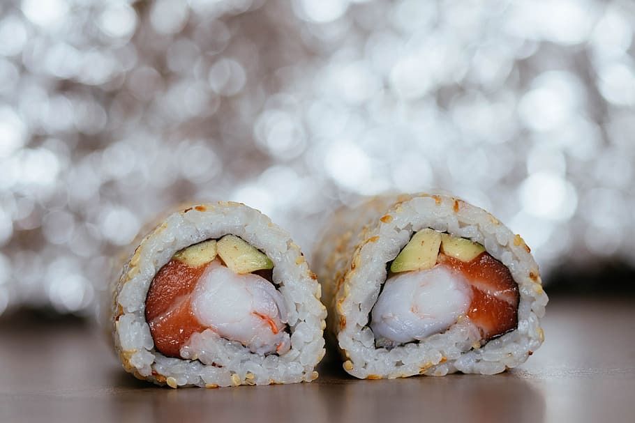 focalitzar la fotografia, cuit, sushi, marró, fusta, superfície, fons borrós, bokeh, primer pla, cuina, deliciós, sopar, plat, epicure, peix, menjar, menjar natural, saludable, menjar japonès, dinar, nori, arròs, rodar, salmó, marisc, taula, saborós, verdures, menjar i beguda, frescor, menjar asiàtic, alimentació saludable, centrar-se en primer pla, cap gent, benestar, a l'interior, natura morta, llest per menjar, arròs - aliment bàsic, tir de l'estudi, indulgència, temptació, 5K