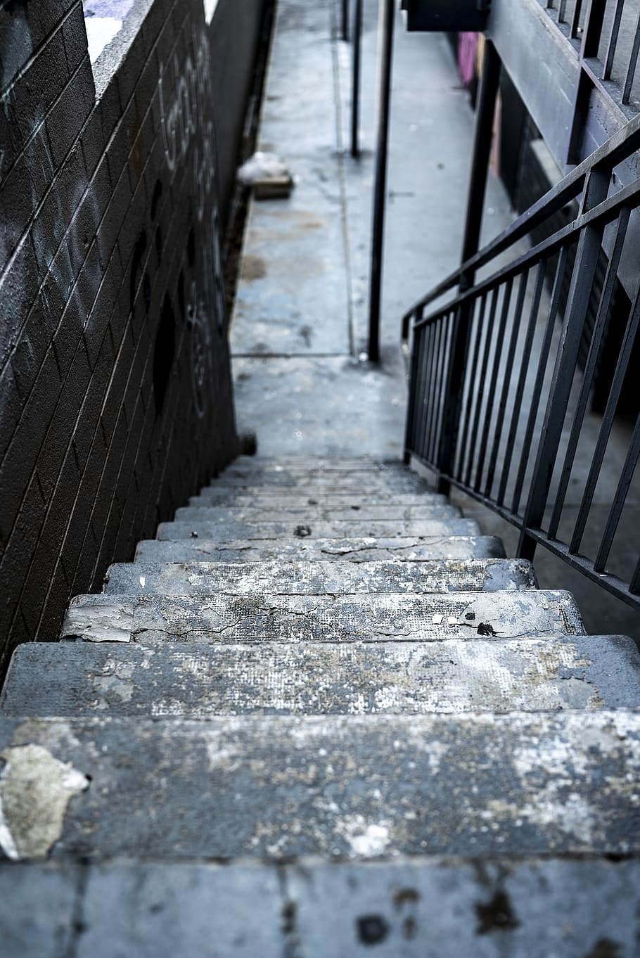 escalera de concreto gris, barandilla, escalera, arquitectura, escalones y escaleras, nadie, metal, estructura construida, día, el camino a seguir, enfoque selectivo, pared - característica de la construcción, dirección, al aire libre, vista de alto ángulo, sendero, naturaleza, edificio, material de madera, de cerca, pared, hormigón, 4K