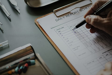 application, vérification, liste de contrôle, fermer, rapport journalier, Les données, Anglais, forme, main, information, médical, soins médicaux, papier, patient, stylo, hôpital, à l'intérieur, mise au point sélective, main humaine, partie du corps humain, l'écriture, personnes, vue grand angle, Planification, document, affaires, en portant, texte, table, bloc note, écriture, formalités administratives, doigt, stylo plume, 5K, CC0, domaine public, libre de droits