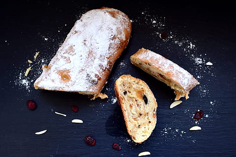 brød, surdej, hvede, mad, mad og drikke, friskhed, ingen mennesker, indendørs, sort baggrund, direkte over, klar til at spise, høj vinkel visning, mejeriprodukt, stilleben, sødt mad, overbærenhed, studio skud, skive, tæt på, fristelse, sød, sund kost, snack, morgenmad, 5K, CC0, offentligt domæne, royaltyfrie