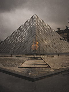 edificio a forma di piramide, triangolo, architettura, costruzione, piramide, monumento, luce, Parigi, pyramide, lunatico, giallo, turista, turismo, persiana di ventilazione, riflessione, cittadina, città, metropoli, urbano, asfalto, struttura costruita, cielo, esterno dell'edificio, nuvola - cielo, natura, nessuno, vetro - materiale, all'aperto, destinazioni di viaggio, giorno, moderno, crepuscolo, viaggio, Inquadratura dal basso, 4K, CC0, dominio pubblico, privo di copyright