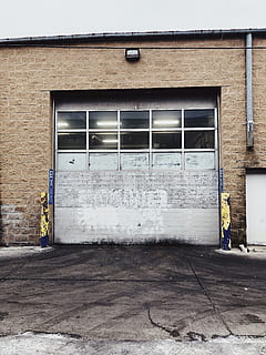 muro marrone, box auto, Chicago, 2950 w fullerton ave, stati Uniti, urbano, vicolo modo, città ventosa, porta del garage, città, centro, calcestruzzo, parete, porta, sentiero, passerella, finestra, pietra da lastrico, tenda, Home decor, otturatore, architettura, esterno dell'edificio, struttura costruita, costruzione, nessuno, giorno, Entrata, caratteristica della parete, strada, all'aperto, chiuso, Casa, sicurezza, mezzi di trasporto, 4K, CC0, dominio pubblico, privo di copyright