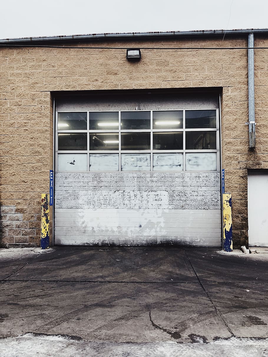 paret marró, garatge, Chicago, 2950 w fullerton ave, Estats Units, urbà, camí del carreró, ciutat ventosa, porta del garatge, ciutat, centre de la ciutat, concret, paret, porta, Camí, passarel·la, finestra, llosa, cortina, decoració de la llar, obturador, arquitectura, exterior de l'edifici, estructura construïda, edifici, cap gent, dia, entrada, funció de construcció de parets, carrer, a l'aire lliure, tancat, casa, sendera, seguretat, transport, 4K