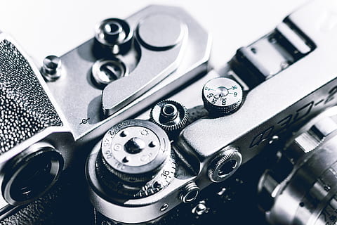 telecamera, elettronica, orologio da polso, Camera digitale, vecchio, metallico, Vintage ▾, film, contrasto, macro, dettagli, macchina, fotografia, foto, videocamera, bobina, spirale, Ingranaggio, freno, dito, avvicinamento, tecnologia, nessuno, attrezzatura, girato in studio, in casa, natura morta, metallo, numero, temi fotografici, precisione, sfondo bianco, parte della macchina, macchinario, formazione scolastica, comunicazione, macchina fotografica - attrezzatura fotografica, industria, controllo, 5K, CC0, dominio pubblico, privo di copyright