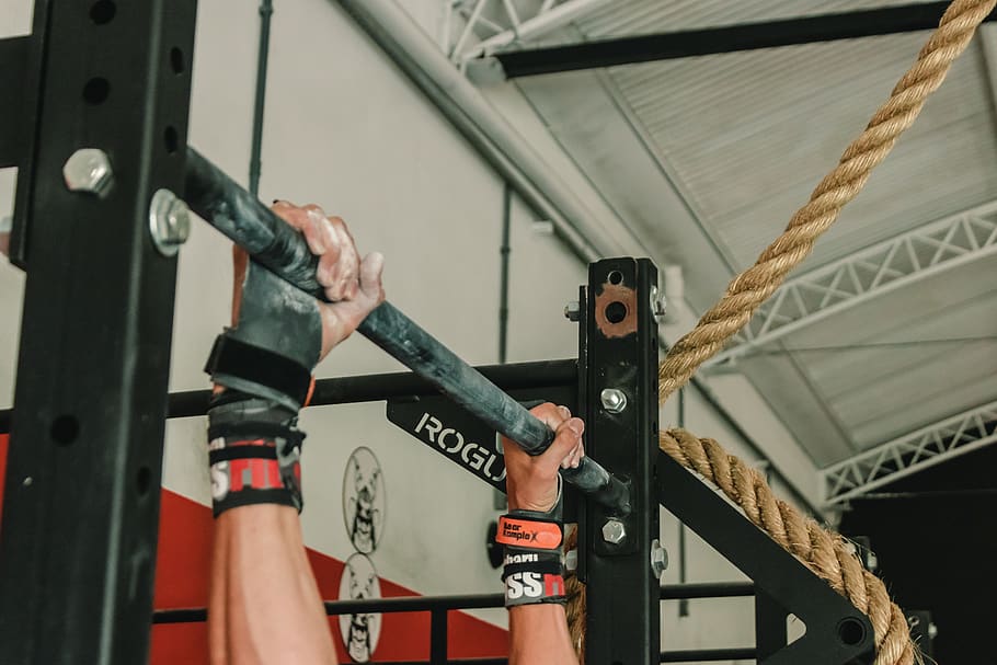persona, tirar, actiu, primer pla, entrenaments de crossfit, esforç, energia, equipament, equipament d'exercicis, en forma, aptitud, gimnàs, mans, a l'interior, ferro, metall, corda, acer, força, desgast, fer exercici, persones reals, celebració, mà humana, mà, una persona, part del cos humà, estils de vida, centrar-se en primer pla, estructura construïda, indústria, dia, arquitectura, text, vista d’angle baix, 5K