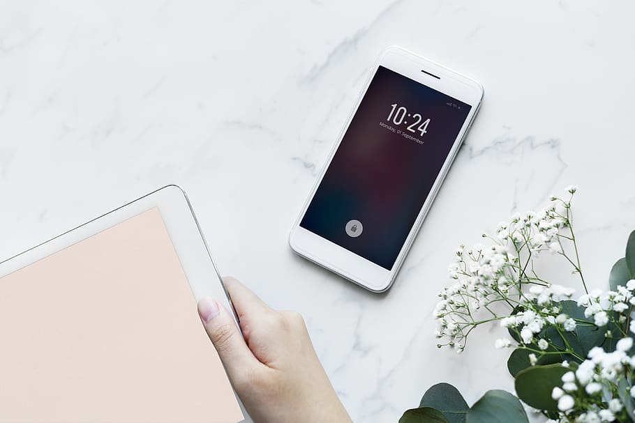 bílý, android smartphone, otočil, zařízení, elektronika, flatlay, květiny, telefon, přenosný, obrazovka, chytrý telefon, technologie, čas, bezdrátový, sdělení, lidské ruky, přenosné informační zařízení, ruka, bezdrátové technologie, jedna osoba, spojení, obrazovky přístroje, část lidského těla, skutečných lidí, Dotyková obrazovka, hospodářství, mobilní telefon, osobní perspektivy, pomocí telefonu, životního stylu, venku, prst, 4K
