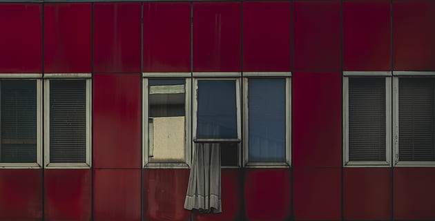 enigszins geopend venster, huisdecoratie, venster, gordijn, Zonnescherm, stedelijk, rood, verlaten plekken, ramen, behang, Luik, muur, restaurant, voedsel, maaltijd, diner, beeldvenster, steen, vrijetijdsactiviteiten, avontuur, het glijden, ingebouwde structuur, architectuur, buitenkant van het gebouw, geen mensen, gebouw, dag, Gesloten, volledig kader, patroon, glas - materiaal, buitenshuis, veiligheid, reflectie, huis, Ingang, muur - bouwfunctie, achtergronden, 4K, CC0, publiek domein, royaltyvrij