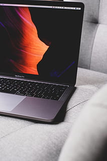 pornit macbook pro, PC, Electronică, calculator, laptop, hardware-ul computerului, hardware-, tastatura, tastatură, uman, persoană, canapea, MacBook Pro, macbook, spațiu gri, curat, întuneric, modern, viaţă, obiecte, tehnologia fără fir, tehnologie, conexiune, comunicare, dispozitiv portabil de informații, echipamente de calcul, masa, în interior, a închide, nici o persoana, telefon inteligent, Internet, rețea de calculatoare, selectiv, portabilitate, cheia computerului, navigarea pe net, 5K, CC0, domeniu public, fără drepturi de autor