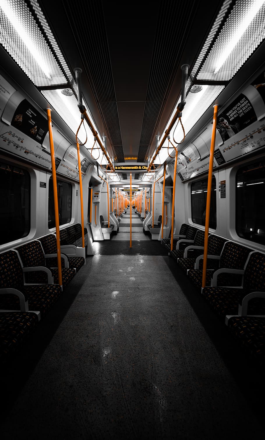 negre, gris, tren, interior, passadís, transport, vehicle, estació de tren, terminal, metro, cotxe de passatgers, a l'interior, il·luminació, motos aquàtiques, vaixell, autobús, cuirassat, militar, marina, comptador de barres, pub, manera de transport, interior del vehicle, transport públic, transport per ferrocarril, seient del vehicle, seient, absència, tren - vehicle, buit, cap gent, il·luminat, perspectiva decreixent, el camí a seguir, arquitectura, tren interior, viatjar, tren de passatgers, tren de metro, cotxe de ferrocarril, sostre, 8K