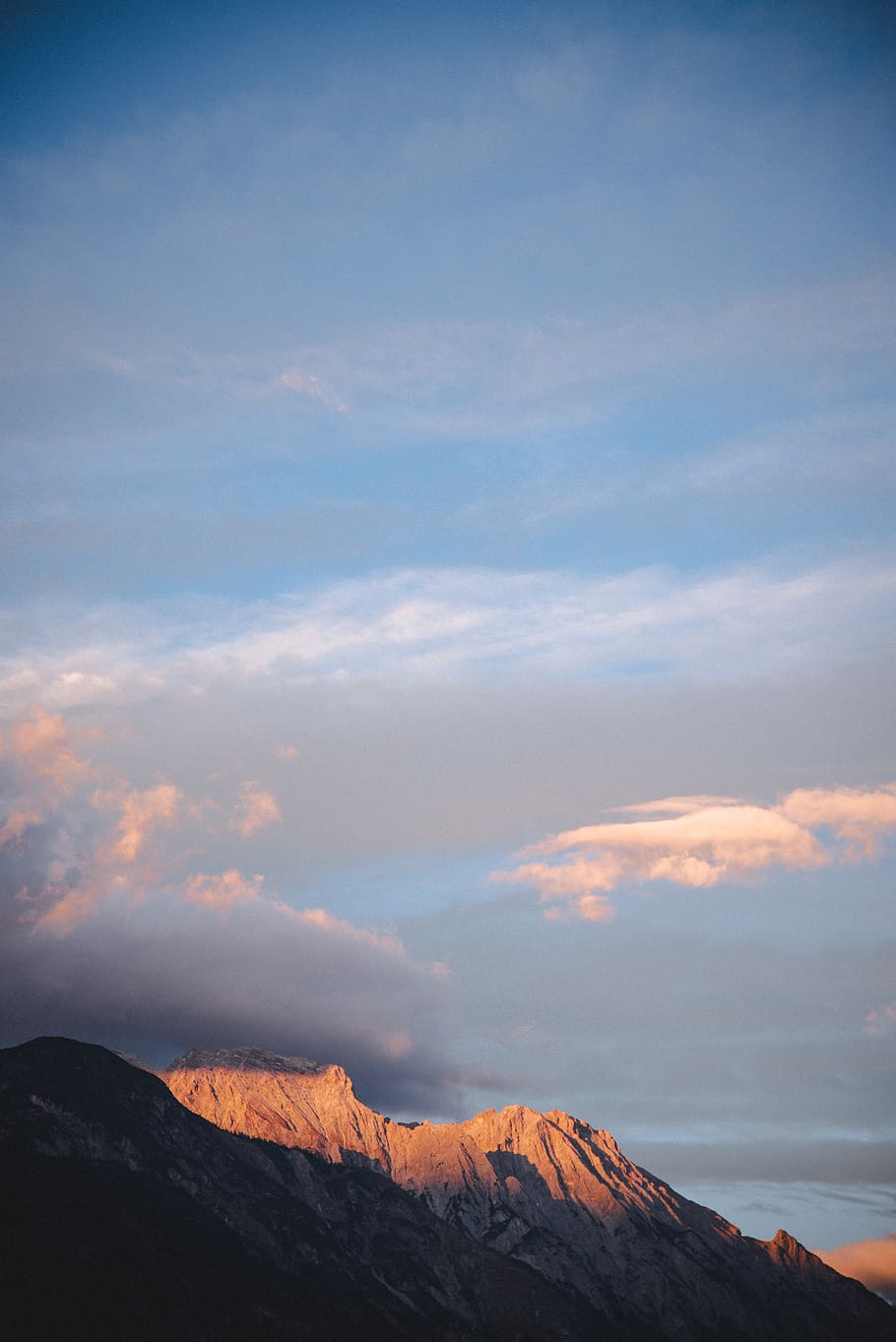 muntanyes, ennuvolat, cel, muntanya, bellesa a la natura, núvol - cel, escenics - natura, escena tranquil·la, tranquil·litat, escena no urbana, naturalesa, cap gent, idíl·lic, Serra, paisatge, medi ambient, dia, geografia física, posta de sol, a l'aire lliure, rock, remot, formació, cim de muntanya, cràter volcànic, 5K