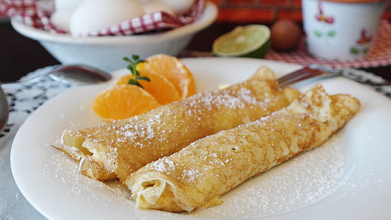 tæt på, mad, plade, bage, bagt, brød, kage, kaffe, laver mad, cremet, crepe, køkken, lækker, aftensmad, spise, æg, god fornøjelse, Epicure, mel, madplettering, sund og rask, hjemmelavet, overbærenhed, frokost, måltid, mælk, ernæring, pandekage, pandekager, bagværk, pie, sukker, velsmagende, traditionel, mad og drikke, friskhed, klar til at spise, indendørs, ingen mennesker, frugt, sødt mad, fokus på forgrunden, sund kost, sød, citrus frugt, stilleben, bord, dessert, selektiv fokusering, flormelis, pynt, fristelse, porcelæn, snack, 5K, CC0, offentligt domæne, royaltyfrie