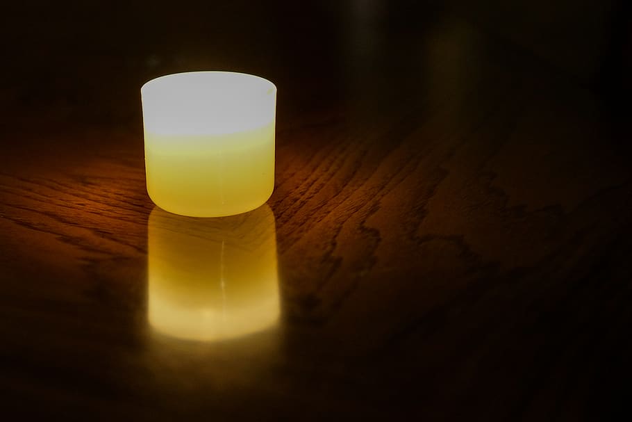 Kerze, Licht, einfach, Text fertig, Reflexion, poliert, Makro, Schatten, zündete, Holz, Textur, glühen, Essen und Trinken, Getränk, Tabelle, Erfrischung, drinnen, Holz - Material, Glas, Trinkglas, keine Leute, Gelb, einzelnes Objekt, Lebensmittel, Alkohol, Haushaltsausstattung, Nahansicht, dunkel, Licht - natürliches Phänomen, beleuchtet, Nacht-, Stillleben, 5K