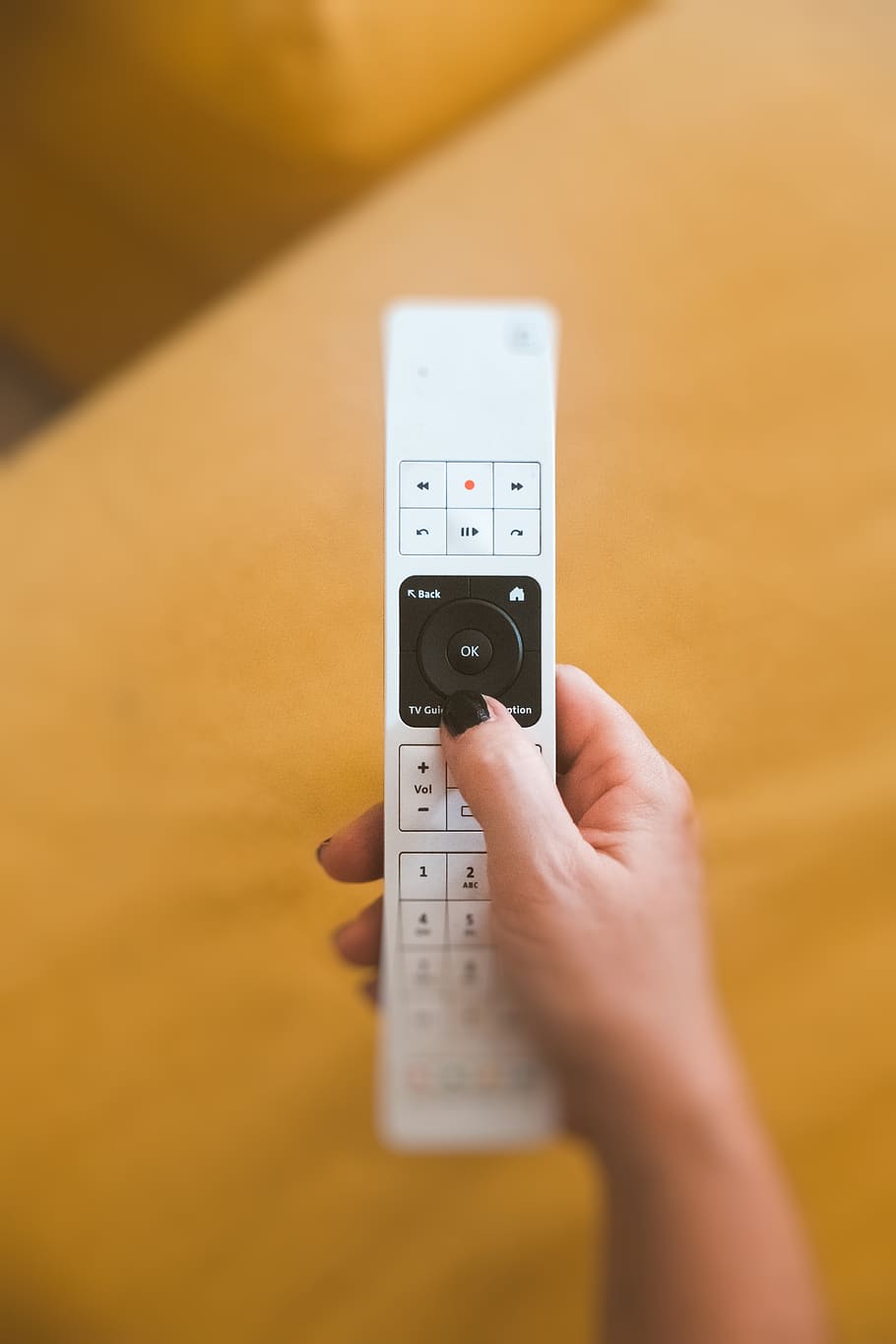blanc, negre, remot, control, borrós, electrònica, equipament, mà, portàtil, control remot, tecnologia, mà humana, part del cos humà, celebració, una persona, a l'interior, persones reals, enfocament selectiu, primer pla, groc, nombre, adult, estils de vida, activitat d'oci, tecnologia sense fils, interior de casa, comunicació, dit, 5K