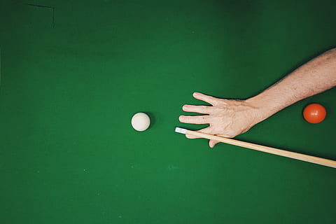 Mann, der Pool spielt, menschliche Hand, Ball, Hand, menschliches Körperteil, poolball, Billardtisch, Sport, Billard - Queuesport, eine Person, Freizeitbeschäftigung, Tabelle, Pool Queue, grüne Farbe, spielen, Snooker, drinnen, Körperteil, nicht erkennbare Person, kopieren sie platz, Fertigkeit, Finger, grüner Hintergrund, menschliches Glied, menschlicher Arm, 4K, CC0, gemeinfrei, lizenzfrei