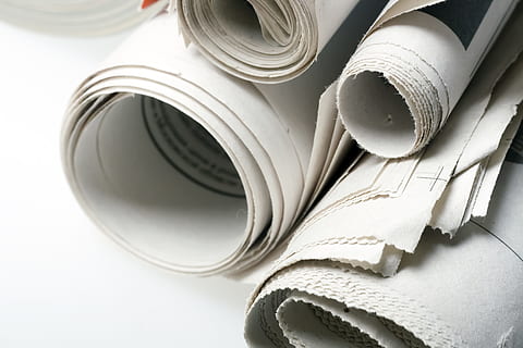 giornali, giornale, stampa, pila, giornalismo, piegato, scrittura, attività commerciale, carta, tabloid, fotografia, artsandentertain, mucchio, giornale quotidiano, documento, focusonforegroun, orizzontale, raccolta differenziata, la stampa, newspaperheadlin, comunicato stampa, stampare, pasticcio di annunci, avvicinamento, conceptsandideas, globalcommunicat, colore, ultime notizie, testo, informazioni mediu, articolo, supporti stampati, messa a fuoco selettiva, broadsheet, i media, comunicazione, in casa, arrotolato, nessuno, Colore bianco, girato in studio, natura morta, arte e artigianato, gruppo di oggetti, gruppo, copia spazio, industria, Fai da te, sfondi, Piano, design, lavoro, attrezzatura, creatività, aggiunta a casa, pulito, planimetria, 4K, CC0, dominio pubblico, privo di copyright