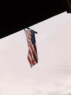 bandera, merica, el patriotisme, vista d’angle baix, ratlles, cel, vent, orgull, cap gent, llibertat, naturalesa, dia, independència, emoció, simbolisme, símbol, vermell, a l'aire lliure, icona nacional, 4K, CC0, domini públic, lliure de regalies