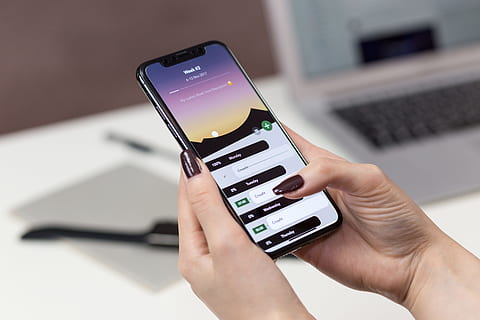 persoon, bezit, smartphone, app, verbinding, gegevens, bureau, apparaat, tonen, elektronica, handen, informatie, internet, laptop, modern, kantoor, scherm, technologie, aanraken, draadloze, vrouw, Draadloze technologie, menselijke hand, communicatie, hand-, menselijk lichaamsdeel, slimme telefoon, draagbaar informatie-apparaat, computer, mobiele telefoon, een persoon, volwassen, computer netwerk, telefoon, touch screen, toetsenbord, 5K