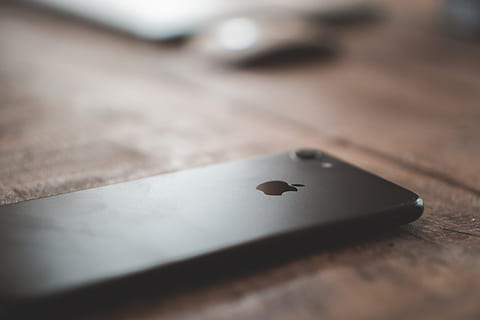 schwarz iphone 7, Telefon, Handy, Computer, Elektronik, Mobiltelefon, iphone, Tabelle, Holz, Logo, schwarz, Handy, Mobiltelefon, zurück, Bokeh, verwischen, Apfel, Möbel, Kaffetisch, Holztisch, iphone 7, selektiver Fokus, Nahansicht, drinnen, Kunst, Kultur und Unterhaltung, keine Leute, Technologie, Holz - Material, Entspannung, Freizeitbeschäftigung, Stillleben, kabellose Technologie, Kommunikation, Verbindung, High Angle View, Tag, einzelnes Objekt, Freizeitspiele, 5K, CC0, gemeinfrei, lizenzfrei