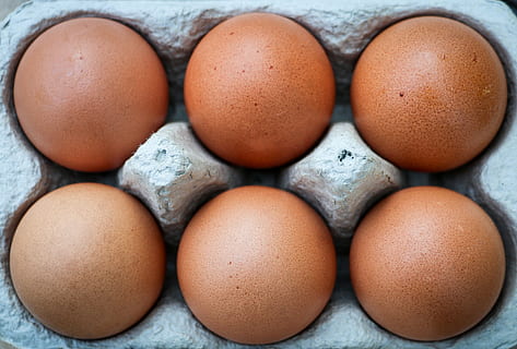 ous, sis, Caixa, marró, exposat, ou, menjar, menjar i beguda, alimentació saludable, benestar, frescor, en fila, cartró d'ous, cap gent, aliments crus, primer pla, gran grup d'objectes, vulnerabilitat, a l'interior, fragilitat, ous d’animals, grup d'objectes, ordre, Caixa de cartró, 2K, CC0, domini públic, lliure de regalies