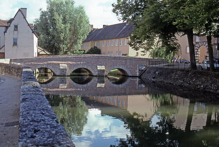 Francia, Chartres, eure, acqua, architettura, struttura costruita, riflessione, esterno dell'edificio, albero, connessione, ponte, lungomare, fiume, ponte - struttura fatta dall'uomo, natura, pianta, costruzione, giorno, cielo, mezzi di trasporto, nessuno, all'aperto, ponte ad arco, 4K