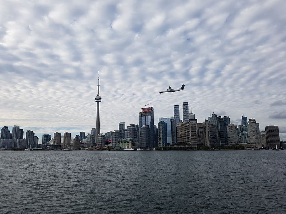 Canadà, toronto, cntower, arquitectura, estructura construïda, exterior de l'edifici, ciutat, edifici, exterior d’edifici d’oficines, gratacels, cel, horitzó urbà, davant del mar, aigua, paisatge urbà, paisatge, destinacions de viatge, viatjar, alta - alta, torre, naturalesa, núvol - cel, cap gent, modern, districte financer, a l'aire lliure, fletxa, 4K
