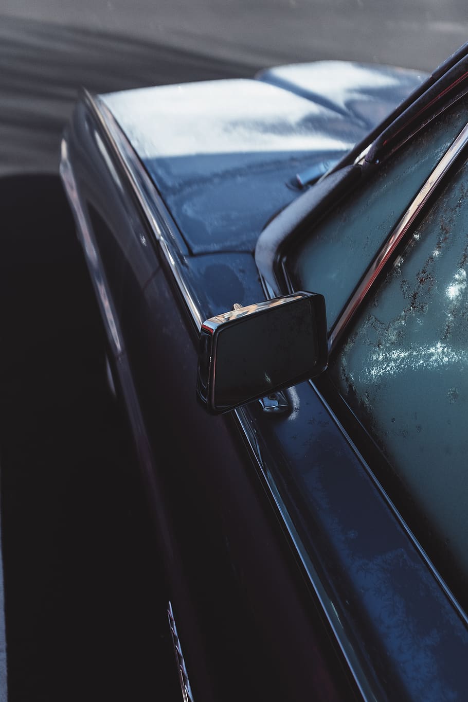 auto d'argento, rettangolare, specchietto laterale, automobile, auto, mezzi di trasporto, veicolo, specchio, luce, faro, marchio, logo, simbolo, specchio per auto, pneumatico, parabrezza, maniglia, emblema, macchina, ruota, ruota di automobile, strumento musicale, gong, veicolo a motore, modo di trasporto, veicolo terrestre, macchina vintage, nessuno, avvicinamento, in stile retrò, giorno, portiera della macchina, concentrarsi sulle conoscenze acquisite, riflessione, vista dall'alto, metallo, vetro - materiale, all'aperto, brillante, color argento, 5K