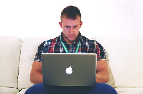 homme, en utilisant, macbook, séance, blanc, canapé, adulte, Pomme, codeur, codage, concentration, conférence, nomade numérique, email, emploi, portable, apprentissage, la personne, programmeur, la programmation, travail à distance, Commencez, La technologie, travail, Technologie sans fil, ordinateur, une personne, lien, vue de face, Vêtements décontractés, la communication, utilisant un ordinateur portable, Hommes, les jeunes hommes, à l'intérieur, modes de vie, Vrais gens, l'Internet, surfer sur le net, 5K