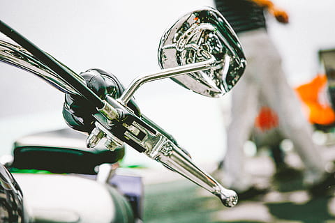 Specchio laterale cromato per moto, bike, cromo, manubrio, giacca, stile di vita, motocicletta, motociclo, specchietto laterale, mezzi di trasporto, veicolo, bicicletta, concentrarsi sulle conoscenze acquisite, avvicinamento, modo di trasporto, veicolo terrestre, attività, sport, all'aperto, messa a fuoco selettiva, città, maniglia, strada, giorno, persone, metallo, persone accessorie, architettura, 4K, CC0, dominio pubblico, privo di copyright