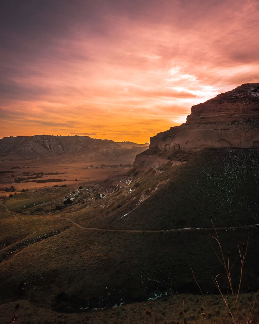 berg overdag, berg-, natuur, buitenshuis, zonsondergang, plateau, mesa, landschap, hemel, dageraad, rode lucht, schemer, zonsopkomst, pad, bergketen, zonlicht, vallei, canyon, panoramisch, klif, milieu, scenics - natuur, schoonheid in de natuur, land-, kalmte, geen mensen, rustige scène, wolk - lucht, rots, woestijn, niet-stedelijke scène, rock - object, solide, dramatische hemel, reisbestemmingen, semi-aride, droog klimaat, klimaat, 4K