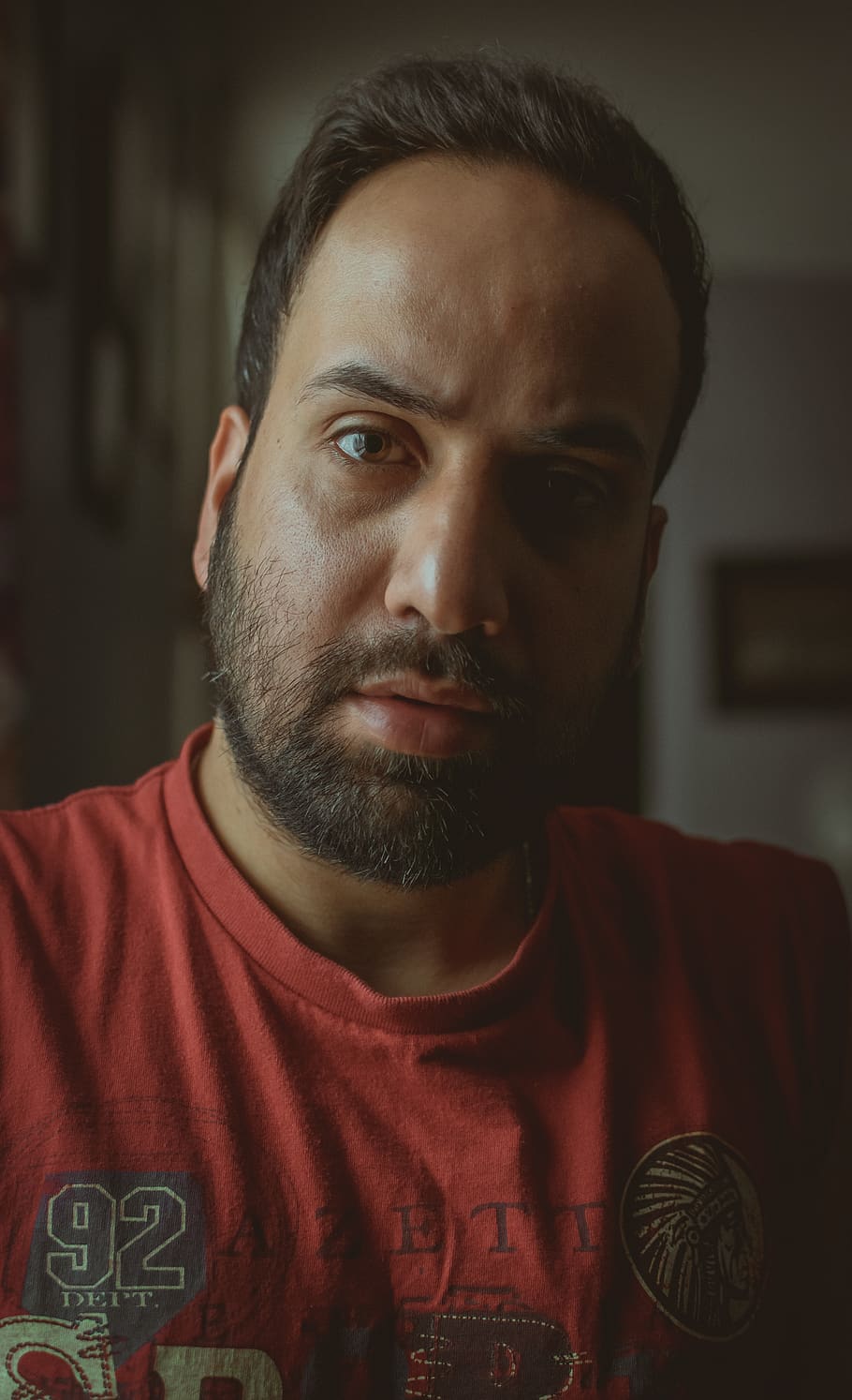 mand ser frem til, forfra, portræt, hovedskud, en person, skæg, ansigtshår, kigger på kameraet, rigtige mennesker, fokus på forgrunden, indendørs, unge mænd, livsstil, afslappet tøj, hanner, herrer, tæt på, midt voksen, fritidsaktivitet, overvejelse, 5K