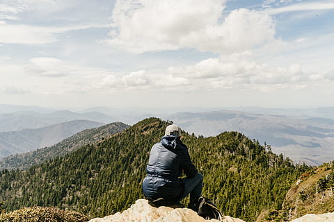 hombre, sentado, montaña, frente, arboles, nublado, cielo, árbol, nube, rock, solo, caminante, chico, sentar, bolso, mochila, cresta, excursionismo, aventuras, naturaleza, cielo azul, colina verde, vagabundo, rural, actividad de ocio, paisajes - naturaleza, vista trasera, una persona, belleza en la naturaleza, nube - cielo, estilos de vida, gente real, vacaciones, escena tranquila, actividad, viaje, tranquilidad, ambiente, escena no urbana, paisaje, cordillera, mirando a la vista, al aire libre, 1080P, CC0, dominio público, libre de derechos