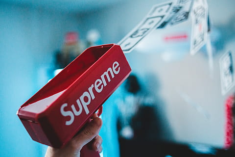 rectangular, vermell, contenidor suprem, mà humana, text, guió occidental, part del cos humà, comunicació, mà, una persona, celebració, signe, part del cos, centrar-se en primer pla, primer pla, ciutat, persona irreconeixible, lletra majúscula, dia, persones reals, a l'aire lliure, dit, 5K, CC0, domini públic, lliure de regalies