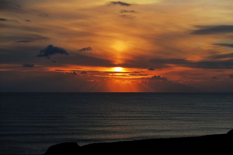Regne Unit, thurlestone, devon, far, núvols, tempesta, posta de sol, vora del mar, bonic, brillar, mar, Costa, cel, aigua, escenics - natura, horitzó sobre l’aigua, bellesa a la natura, núvol - cel, horitzó, tranquil·litat, escena tranquil·la, color taronja, idíl·lic, naturalesa, cap gent, platja, sol, terra, silueta, cel romàntic, 2K