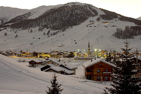 kar, dağ, livigno, sci, soğuk, İtalya, dağlar, doğa, kış, beyaz, tatil, dağ evi, ahşap, ağaç, alp, peyzaj, manzara, gökyüzü, ışıklar, çevre, sessiz, soğuk hava, mimari, yapılı yapı, dış yapı, bina, manzaralar - doğa, ev, doğada güzellik, dağ silsilesi, kaplama, yerleşim bölgesi, Karla kaplı dağ, yüksek açılı görünüş, insansız, açık havada, kayak Merkezi, 5K, CC0, kamu malı, telif ücretsiz