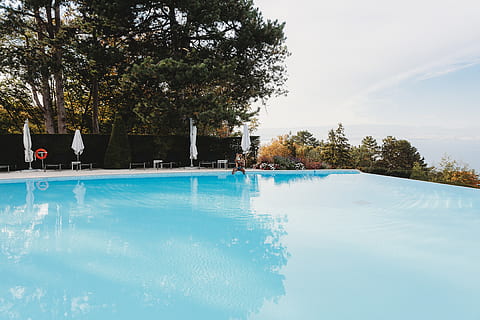 blauer Pool, Resort, Hotel, Gebäude, Wasser, Schwimmbad, Frankreich, Evian-les-Bains, Hotel Royal, Baum, Person, Mensch, draußen, Drohne, Panorama, Landschaften, Phantom 4, Drohne des Tages, Quadcopter, djiglobal, Pflanze, Natur, Tag, Ufergegend, Himmel, Reflexion, Schönheit in der Natur, ruhige Szene, Ruhe, keine Leute, Szenen - Natur, Wachstum, Blau, wolke - himmel, türkisfarben, 4K, CC0, gemeinfrei, lizenzfrei