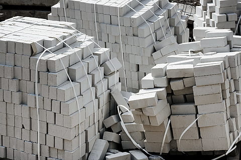 Block, Backstein, Ziegel, braun, bauen, Konstruktion, Würfel, Gruppe, Industrie, Material, , Haufen, rechteckig, große gruppe von gegenständen, Stapel, die Architektur, gebaute Struktur, Fülle, Muster, keine Leute, Tag, Wiederholung, draußen, Anordnung, Gebäudehülle, Design, Stillleben, Sonnenlicht, gestalten, Blockform, Natur, 2K, CC0, gemeinfrei, lizenzfrei