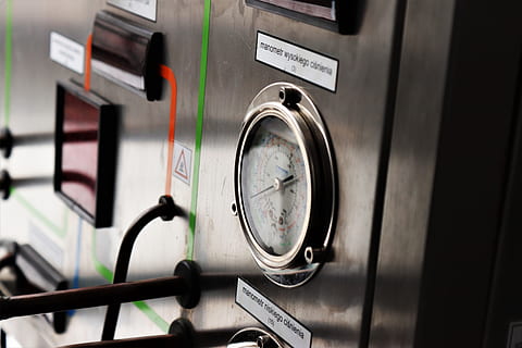 instalatér, automatizace, stroj, manometr, tepelné čerpadlo, obnovitelná energie, stroje, nikdo, detail, strojní část, měřidlo, zařízení, technologie, uvnitř, kov, číslo, paliva a energie, průmysl, spotřebič, továrna, kontrolní panel, selektivní zaměření, nástroj měření, řízení, přeprava, měřidlo - měřicí přístroj, prádelna, zdroj napájení, 5K, CC0, veřejná doména, bez autorských práv