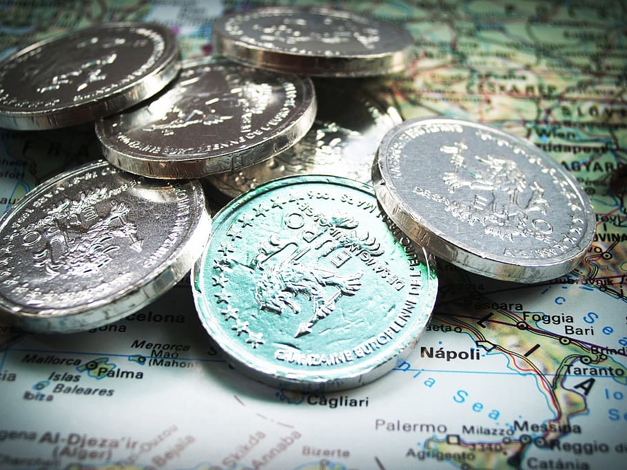 monedes en euros, mapa, canvi, primer pla, monedes, diners, Finances, riquesa, moneda, natura morta, negocis, marc complet, cap gent, enfocament selectiu, fons, text, gran grup d'objectes, a l'interior, metall, abundància, estalvis, vista d’angle alt, comunicació, inversió, economia, color plata, 2K