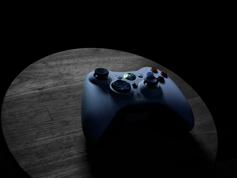 xbox, controlador, videojocs, diversió, entreteniment, objectes, a l'interior, natura morta, primer pla, fons negre, cap gent, material de fusta, tir de l'estudi, taula, cultura i entreteniment artístic, sol objecte, vista d’angle alt, còpia espai, tecnologia, joguina, blau, estil retro, seguretat, equipament, protecció, equipament elèctric, 4K