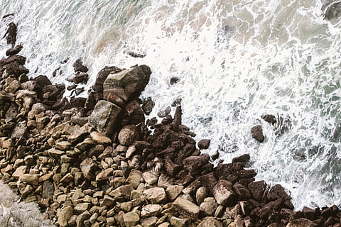 marró, roques, Riba, platja, flux, oceà, mar, paisatge marí, vora del mar, pedres, aigua, rock, sòlid, moviment, rock - object, esport aquàtic, bellesa a la natura, esport, esquitxades, surf, terra, onada, naturalesa, dia, formació de roca, poder a la natura, trencament, a l'aire lliure, colpejar, litoral rocós, aigua que flueix, 2K, CC0, domini públic, lliure de regalies