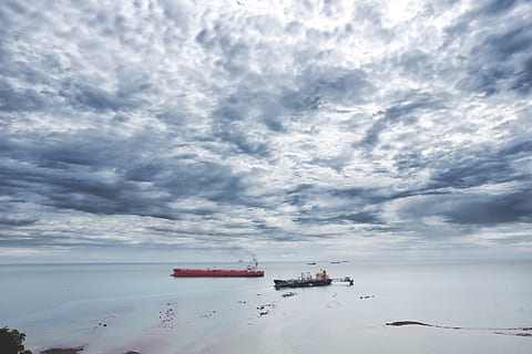 foto, embarcacions, vora del mar, platja, núvols, ennuvolat, la llum del dia, idíl·lic, paisatge, llum, naturalesa, oceà, escènic, mar, paisatge marí, cel, tranquil, sistema de transport, aigua, temps, núvol - cel, vaixell nàutic, Enviament, transport, manera de transport, vaixell, transport de mercaderies, negocis, vaixell portacontenidors, indústria, dia, cap gent, escenics - natura, bellesa a la natura, a l'aire lliure, horitzó sobre l’aigua, 2K, CC0, domini públic, lliure de regalies