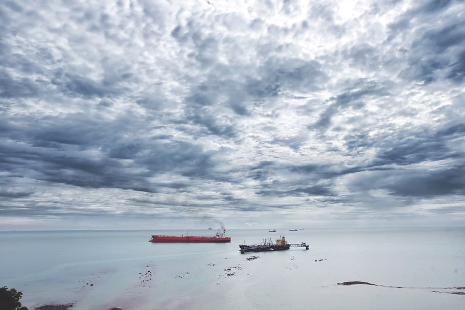 foto, embarcacions, vora del mar, platja, núvols, ennuvolat, la llum del dia, idíl·lic, paisatge, llum, naturalesa, oceà, escènic, mar, paisatge marí, cel, tranquil, sistema de transport, aigua, temps, núvol - cel, vaixell nàutic, Enviament, transport, manera de transport, vaixell, transport de mercaderies, negocis, vaixell portacontenidors, indústria, dia, cap gent, escenics - natura, bellesa a la natura, a l'aire lliure, horitzó sobre l’aigua, 2K