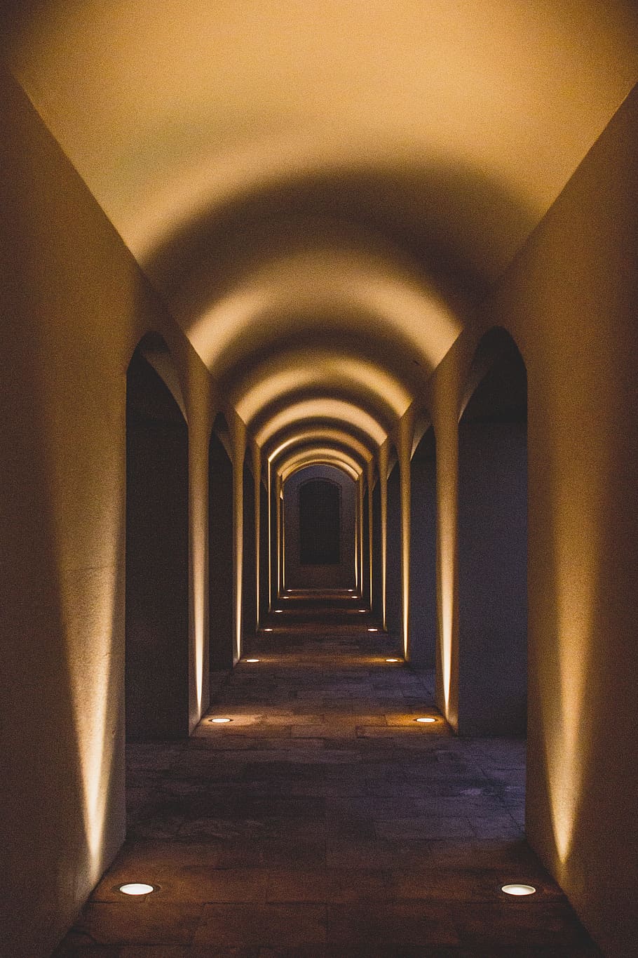 passadís, sòls, pis, cripta, a l'interior, túnel, bunker, edifici, masmorra, il·luminació, cristall, accessori, gots, accessoris, foc, flama, disseny d'interiors, electrònica, ipod, arquitectura, direcció, el camí a seguir, perspectiva decreixent, estructura construïda, arc, cap gent, arcade, il·luminat, buit, sostre, punt de fuga, en fila, equips d’il·luminació, absència, dia, columna arquitectònica, llum, llarg, columnata, 4K