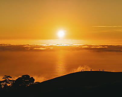 sol, skyer, himmel, fjell, trær, mennesker, silhouette, skygge, reise, eventyr, solnedgang, naturskjønnhet - natur, skjønnhet i naturen, oransje farge, ro, rolig scene, natur, sky - himmel, idylliske, miljø, ingen folk, sollys, dramatisk himmel, ikke-urbane scene, utendørs, vann, landskap, lys, romantisk himmel, 5K, CC0, offentlig domene, opphavsrett gratis