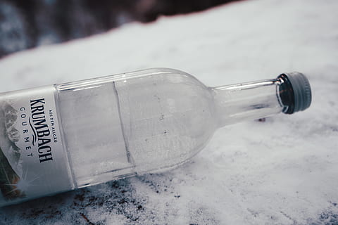 Krumbach Gourmet-Glasflasche, Flasche, Nahansicht, kalt, Container, Getränk, Fokus, Frost, Glas, Gesundheit, Gesundheitswesen, Flüssigkeit, Medizin, Berg, Schnee, Stillleben, Behandlung, Wasser, Fokus auf den Vordergrund, Essen und Trinken, keine Leute, Text, Glas - Material, Erfrischung, Tag, westliche Schrift, Kommunikation, Lebensmittel, Winter, transparent, Salzstreuer, kalte Temperatur, Botschaft, 4K, CC0, gemeinfrei, lizenzfrei