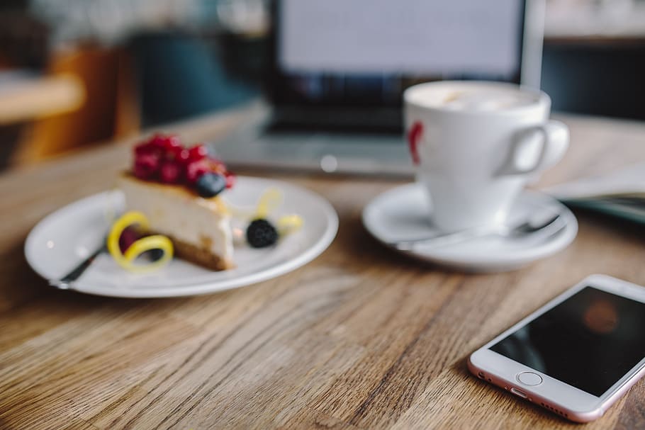 treball, restaurant:, MacBook, pastís de formatge, tassa, cafè, espai de treball, lloc de treball, tecnologia, ordinador, mòbil, treballar, escriptori, un escriptori de fusta, portàtil, fruites, pastís, cafeteria, negocis, interior, taula de fusta, taula, menjar i beguda, beure, tecnologia sense fils, cafè - beguda, tassa de cafè, connexió, dispositiu d’informació portàtil, a l'interior, comunicació, menjar, material de fusta, telèfon intel·ligent, refresc, telèfon mòbil, vaixella, cap gent, esmorzar, 4K